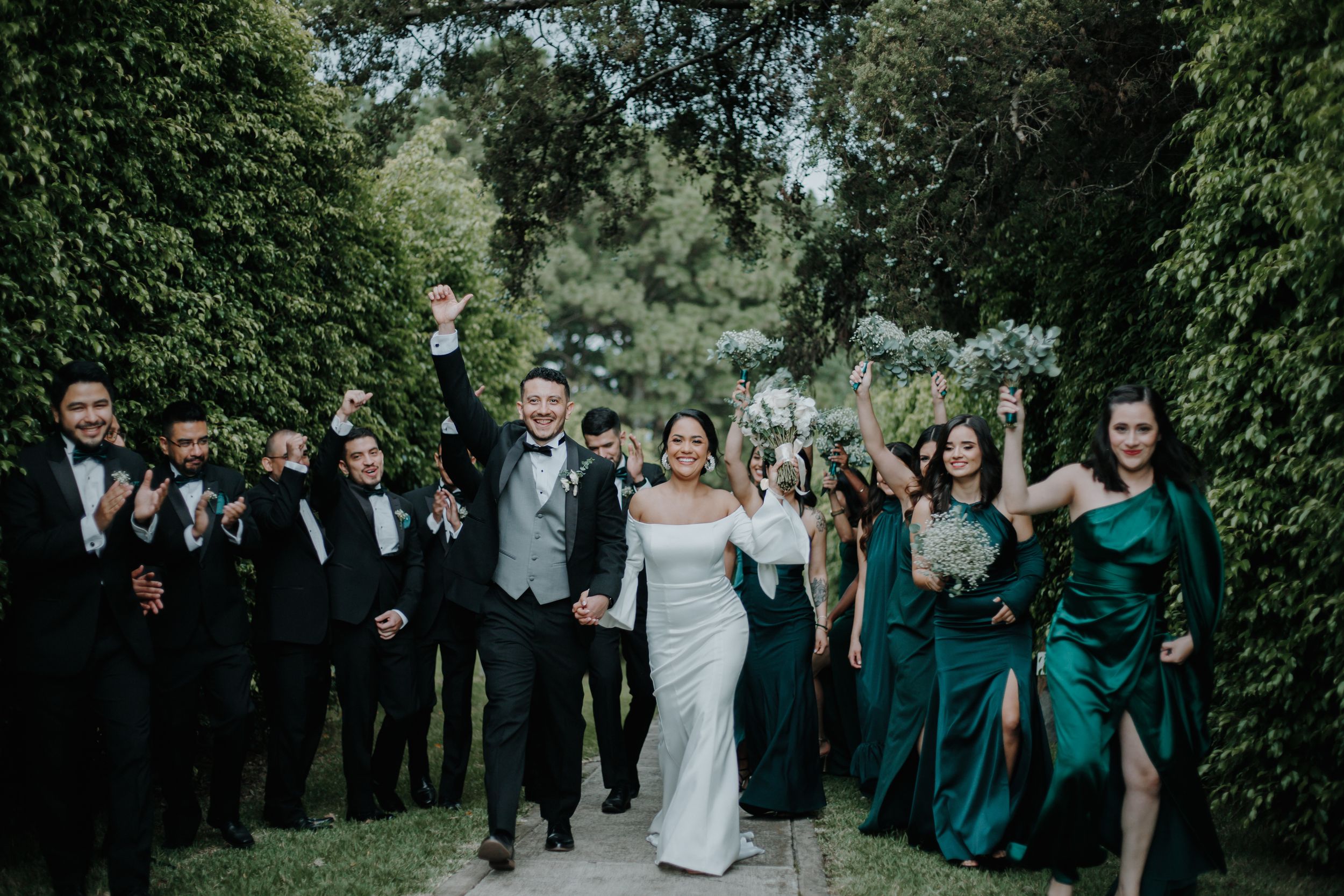 Pareja celebrando con invitados