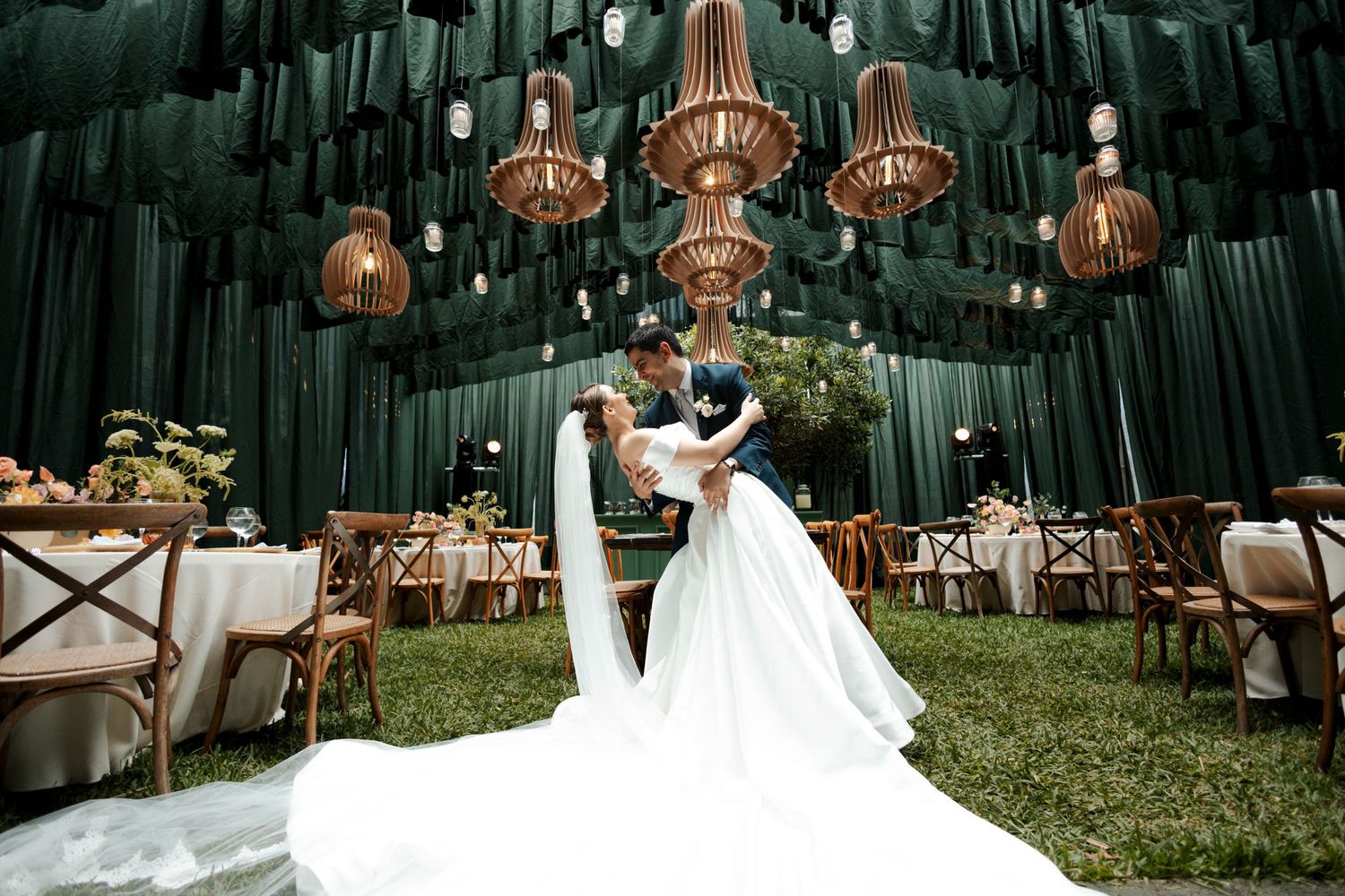 Pareja celebrando su boda